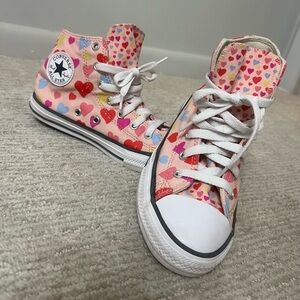 BACK TO SCHOOL OR VALENTINES🩷💜🩵🤍💛
Size 3 Girls high top Converse with hearts
